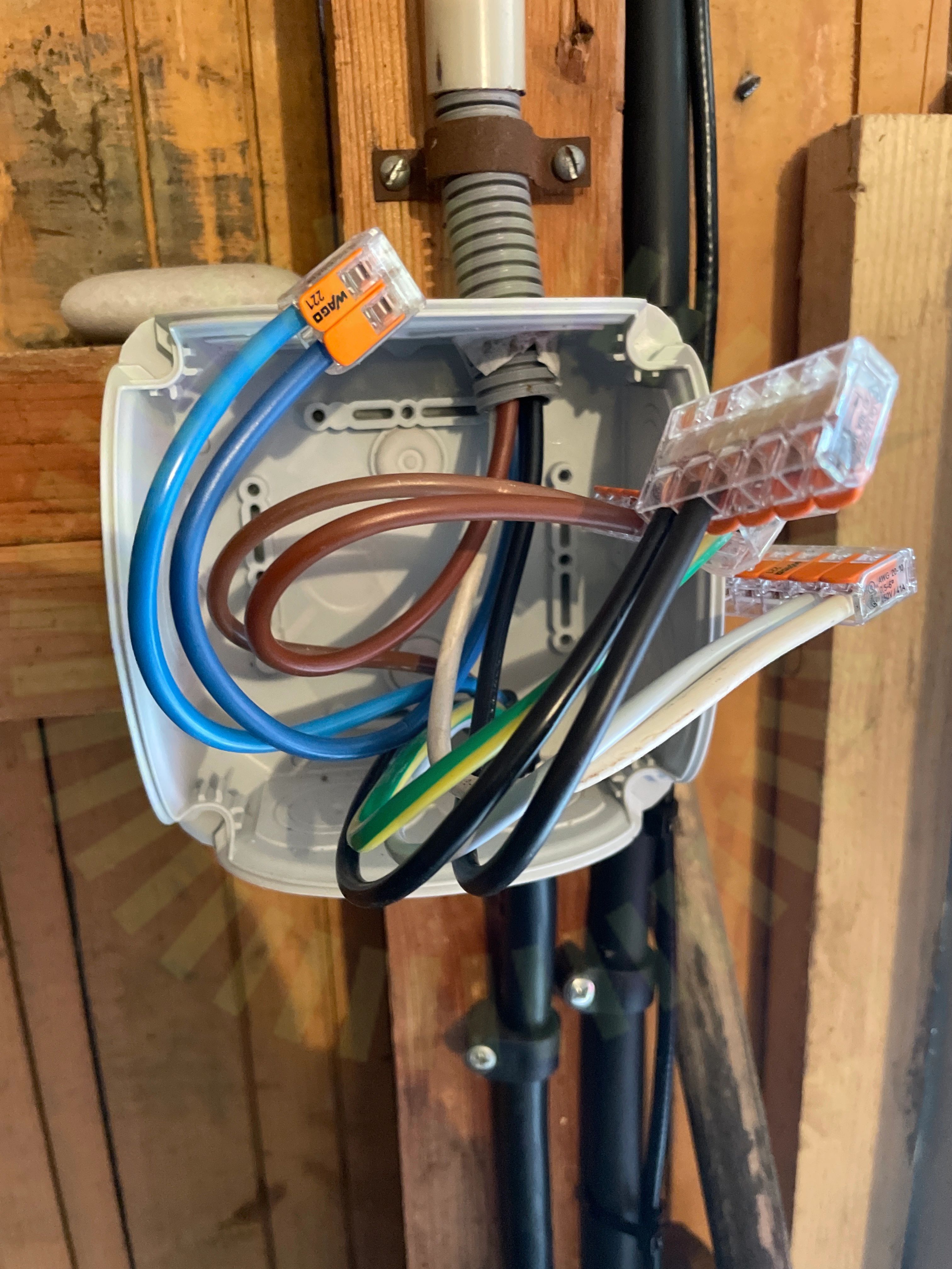 Matande kabel in i fastighet