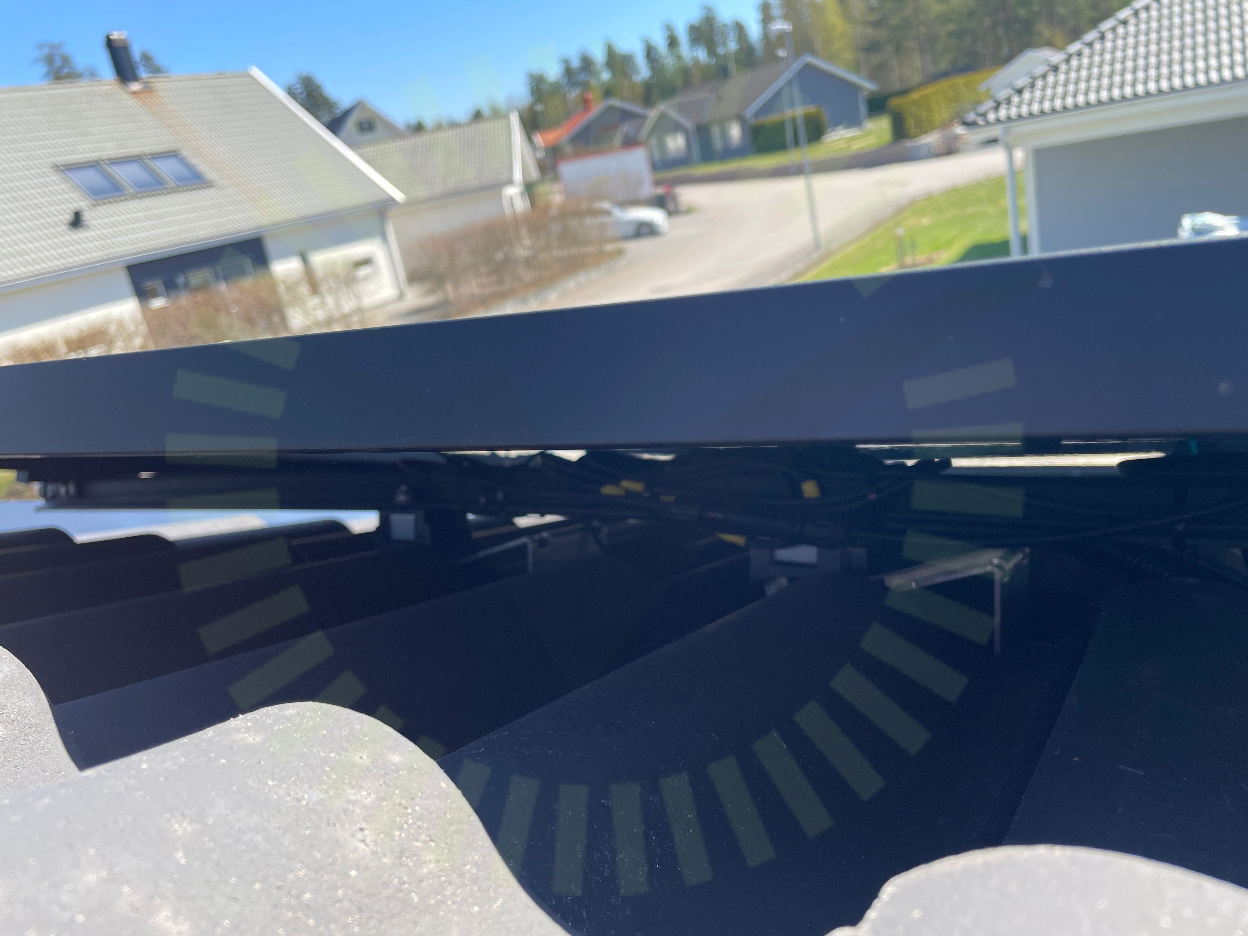 Skenornas infästning skruvade