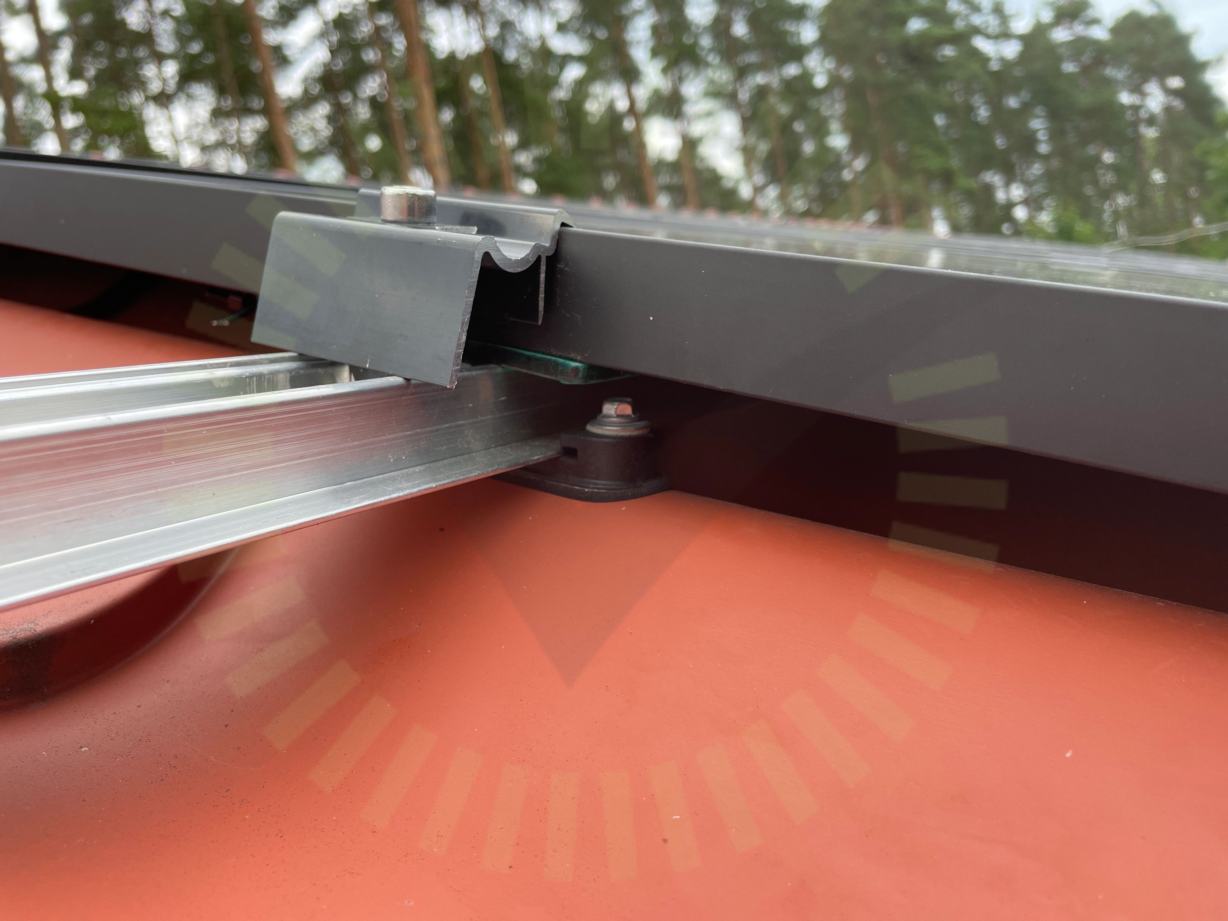 Föremål mellan skena och panelram