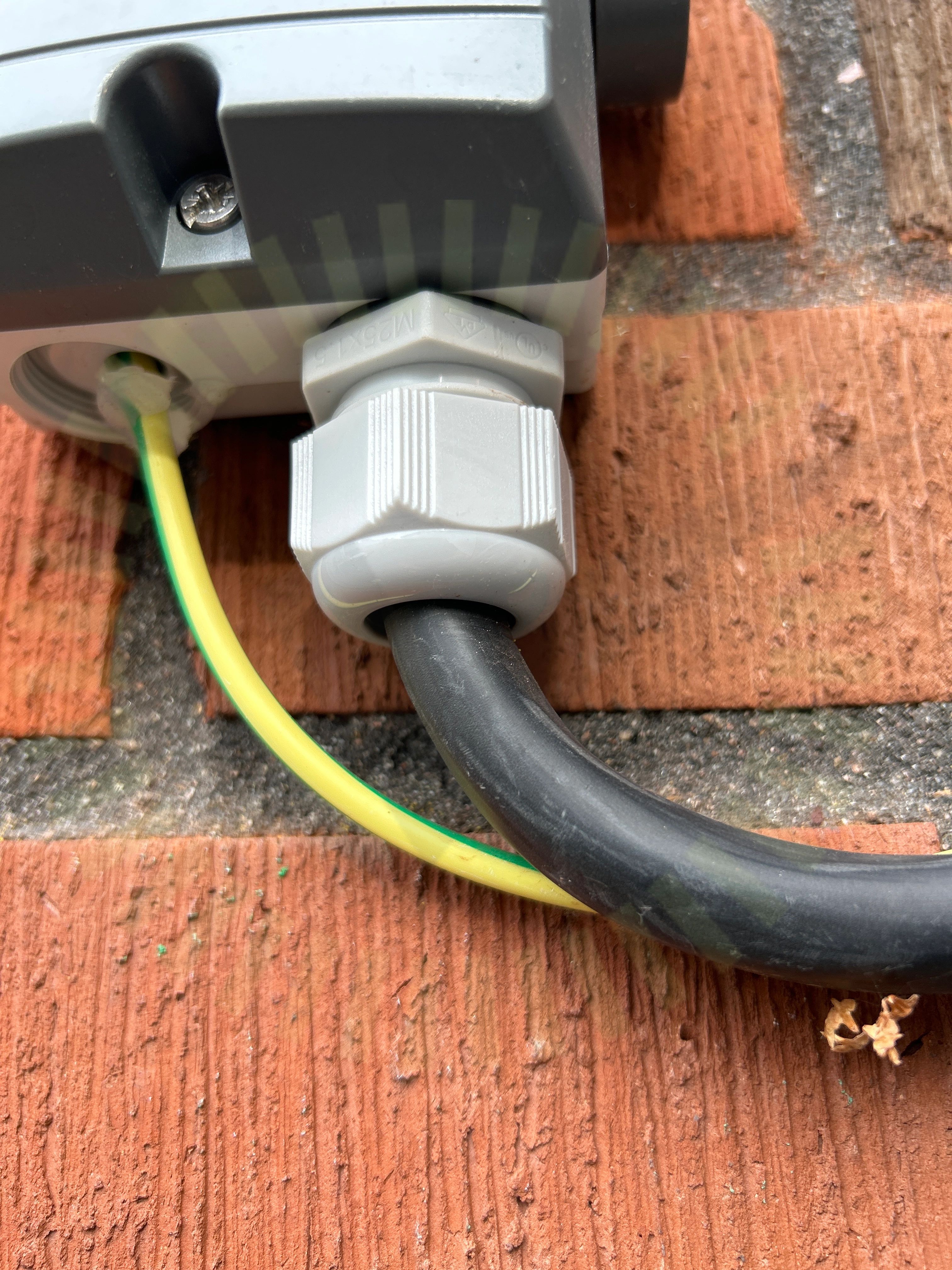 Förskruvning AC-kabel